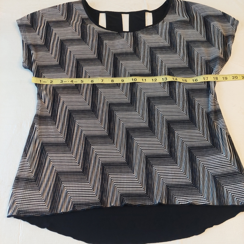 Dressbarn Black White Chevron Pattern Blouse Open Back Business Casual Size PM - Picture 7 of 10